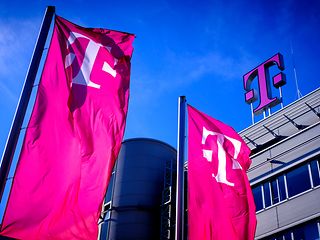 Deutsche Telekom Logo auf dem Dach der Konzernzentrale.