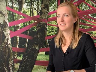 Tiana Trumpa gibt ein Interview