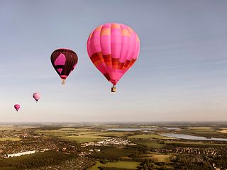 Heißluftballons am Himmel.