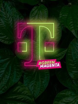 Telekom T in magenta und grün vor einem Blätterhintergrund, versehen mit Schriftzug #GREEN MAGENTA