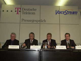 Pressegespräch zur Übernahme von VoiceStream Wireless. Ab diesem Zeitpunkt war es „T-Mobile USA“.