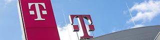 Telekom Logo auf dem Dach der Telekom Zentrale in Bonn