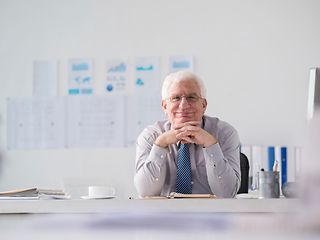 Älterer Mitarbeiter am Schreibtisch.