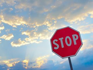 Stop-Schild vor blauem Himmel
