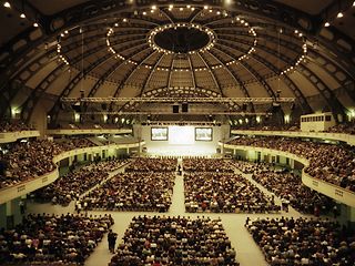 An interior view of the Festhalle on the Frankfurt exhibition grounds.